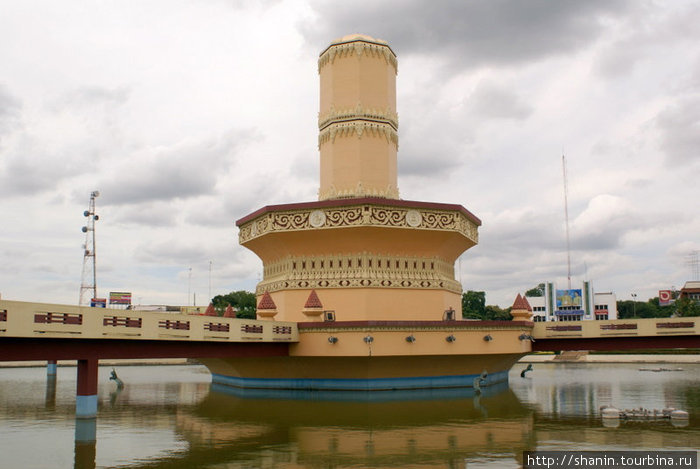Монумент посреди бассейна Лоп-Бури, Таиланд
