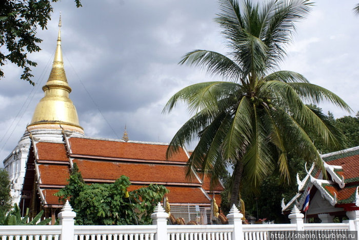 Крыша храма и ступа вата Пхракео-Донтао Лампанг, Таиланд