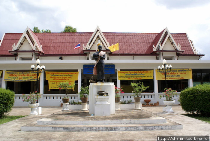 Памятник перед храмом Лампанг, Таиланд