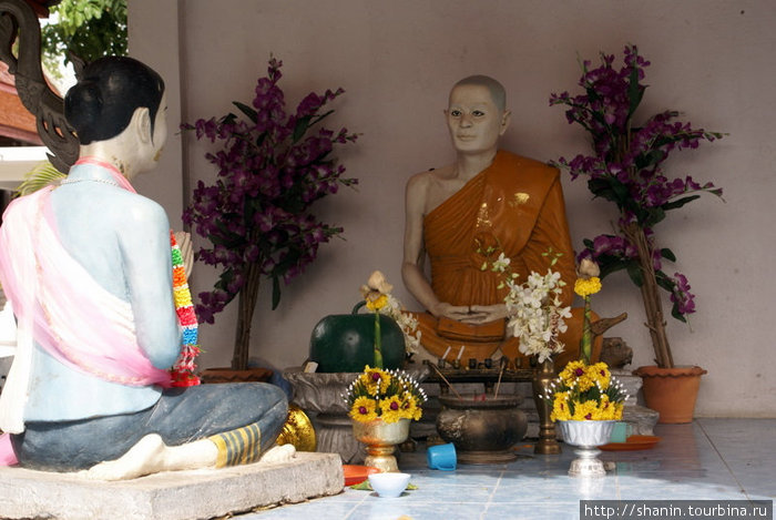 Паломник и уважаемый монах — статуи Лампанг, Таиланд