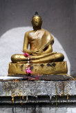 Статуя Будды в нише основания ступы