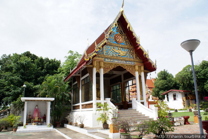 Храм на территории вата Пхракео-Донтао Лампанг, Таиланд