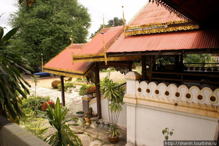 Вид из храма на территорию монастыря Лампанг, Таиланд
