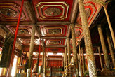 Деревянные колонны поддерживают деревянный потолок деревянного храма