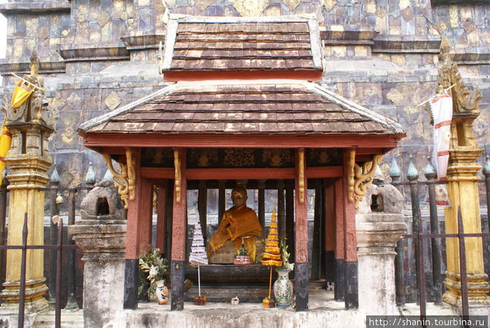 Будда у основания ступы Лампанг, Таиланд