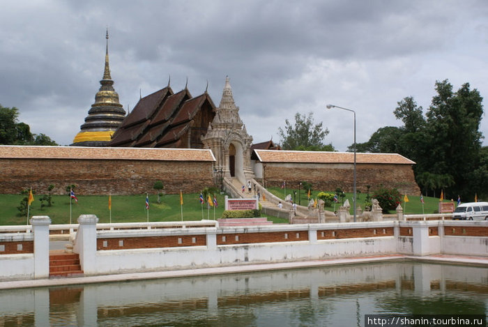 Бассейн перед входом в ват Пхра-Тхат-Лампанг-Луанг Лампанг, Таиланд