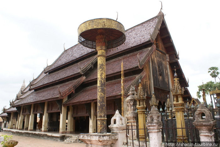 Храм и зонтик Лампанг, Таиланд