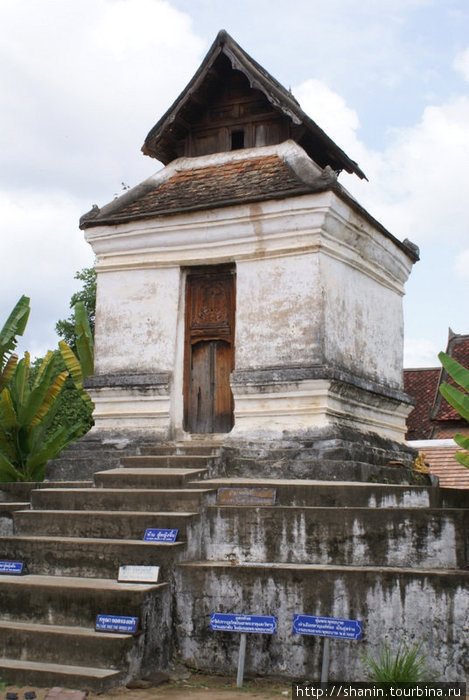 Древняя камера-обскура. Через дыру в деревянной двери внутрь попадает свет и на простыни создается перевернутое изображение храма Лампанг, Таиланд