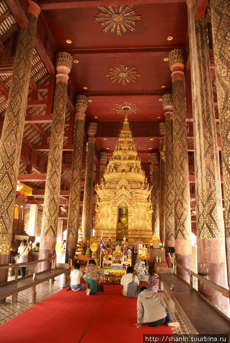 В храме вата Пхра-Тхат-Лампанг-Луанг Лампанг, Таиланд