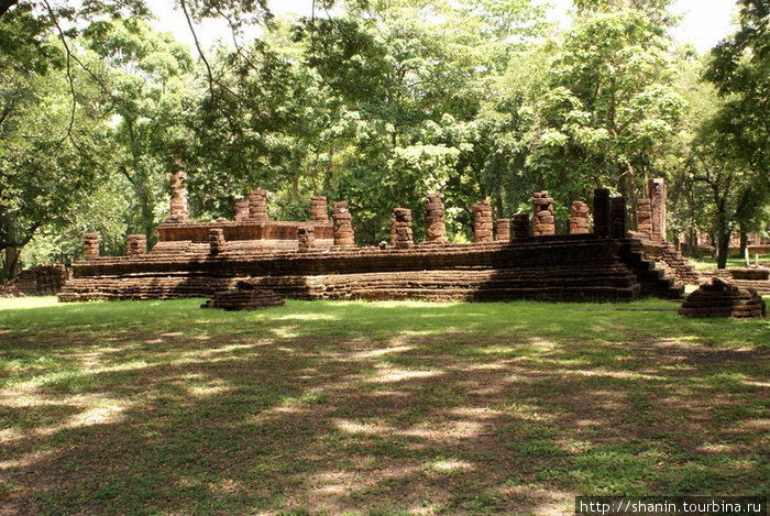 Храм в лесу Си-Сатчаналай Исторический Парк, Таиланд