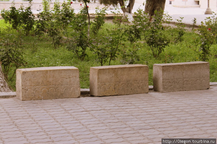 Стильные каменные скамейки, которым уже много, много лет- нагреваясь на солнце за день, будут греть вам пятую точку весь вечер Бухара, Узбекистан