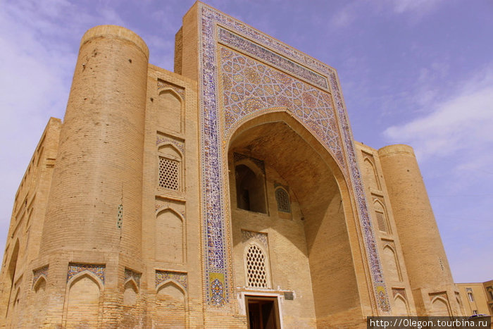 Ханака(местопребывание дервишей) Надира Диван-Беги. Передний фасад с обеих сторон завершается башнями, срезанными на высоте стен Бухара, Узбекистан