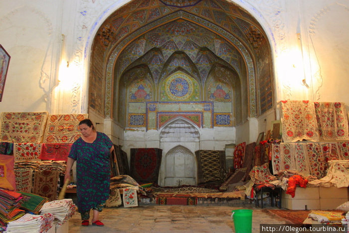 Внутри Ханаки Надира- михраб(направление на Мекку), украшенный богатым архитектурным декором Бухара, Узбекистан