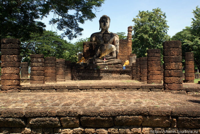 Будда в разрушенном храме Си-Сатчаналай Исторический Парк, Таиланд