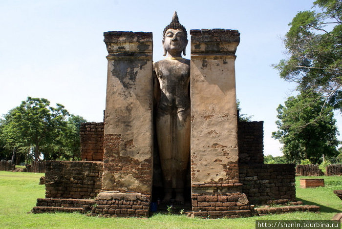 Стоящий Будда Си-Сатчаналай Исторический Парк, Таиланд