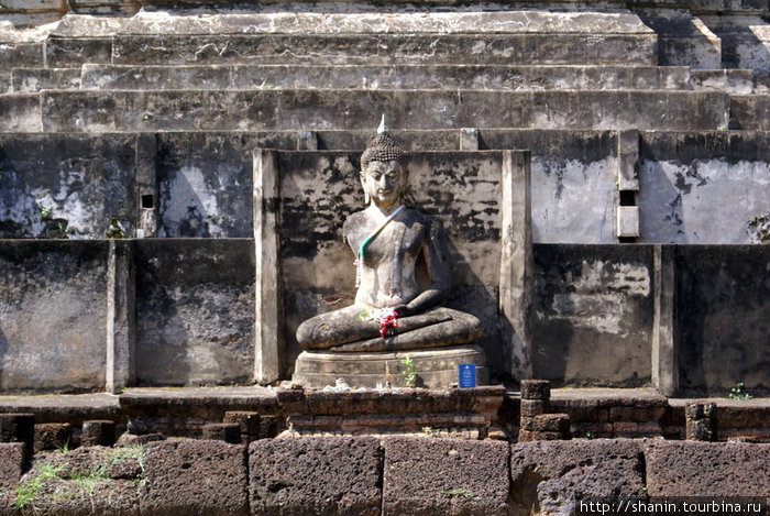 Будда у основания ступы Си-Сатчаналай Исторический Парк, Таиланд