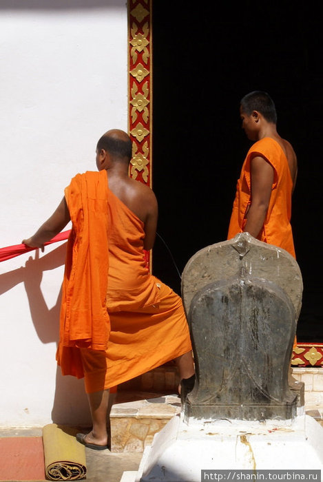 Два монаха у входа в вихарн, Пхра-Си-Раттана-Махатхат Си-Сатчаналай Исторический Парк, Таиланд