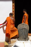 Два монаха у входа в вихарн, Пхра-Си-Раттана-Махатхат