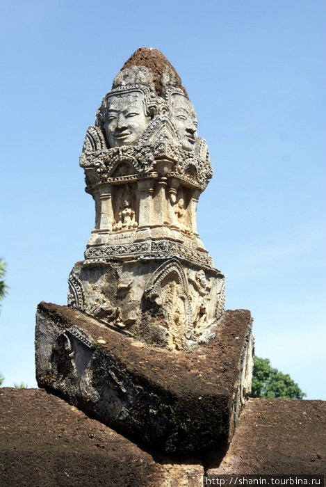 Маленькая ступа на углу забора Си-Сатчаналай Исторический Парк, Таиланд