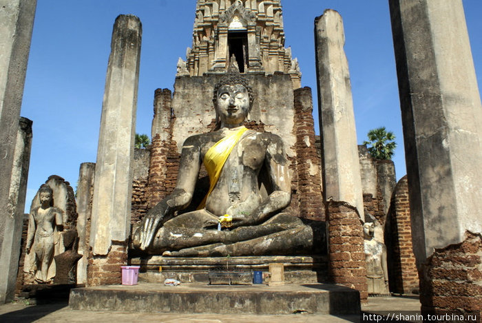 Будда и колонны Си-Сатчаналай Исторический Парк, Таиланд