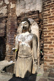 Стоящий у стены Будда