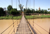 Подвесной мост через реку — дорога к храму