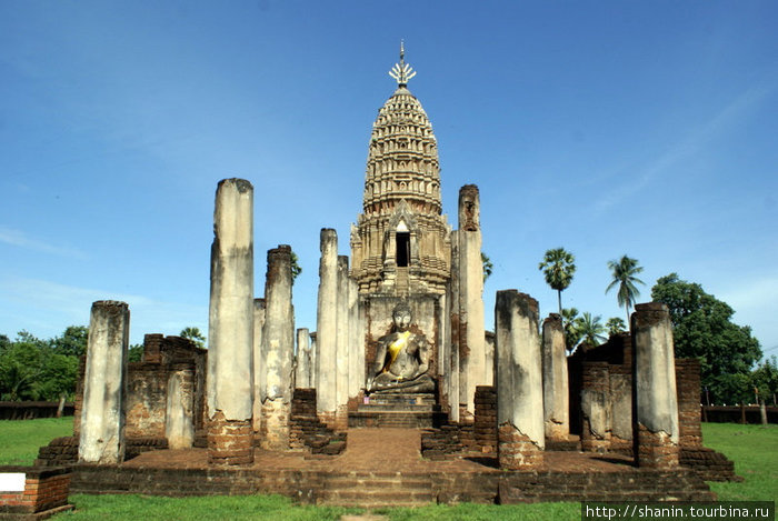 Ступа и колонны храма Си-Сатчаналай Исторический Парк, Таиланд