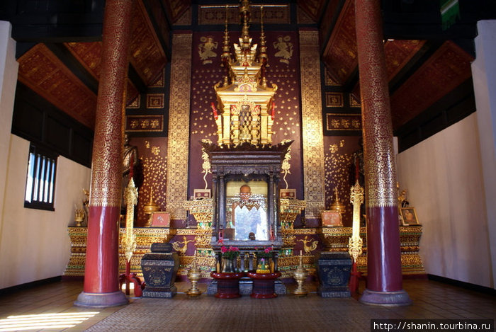 В храме, Ват Чеди-Луанг Чиангмай, Таиланд