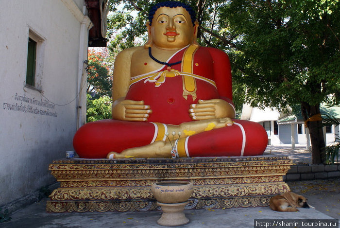 Будда в красном Чиангмай, Таиланд