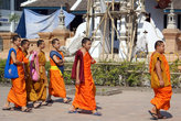 Монахи на территории Вата Чеди-Луанг