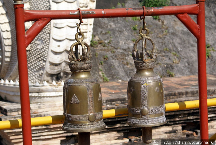 Два колокола, Ват Чеди-Луанг Чиангмай, Таиланд