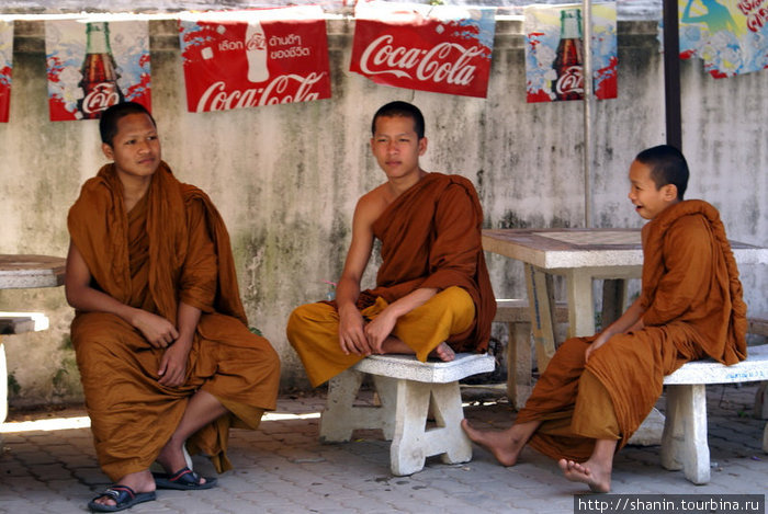 Монахи на отдыхе Чиангмай, Таиланд