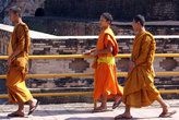 Монахи у основания ступы, Ват Чеди-Луанг