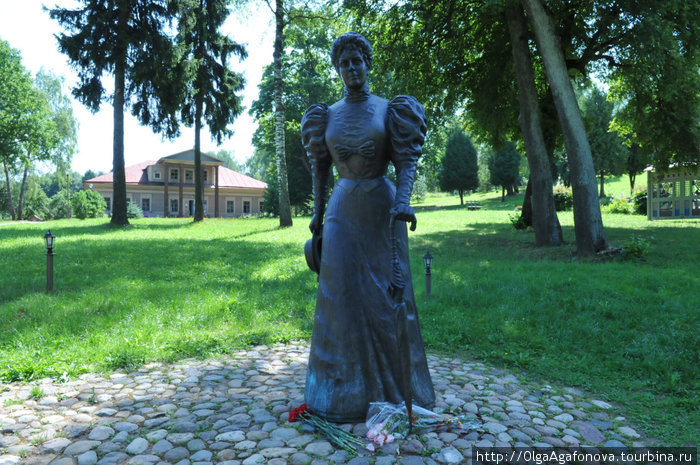 Мари́я Кла́вдиевна Те́нишева (1858—1928) — русская дворянка (княгиня), общественный деятель, художник-эмальер, педагог, меценат и коллекционер. Памятник установлен в 2008 г.