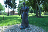 Мари́я Кла́вдиевна Те́нишева (1858—1928) — русская дворянка (княгиня), общественный деятель, художник-эмальер, педагог, меценат и коллекционер. Памятник установлен в 2008 г.