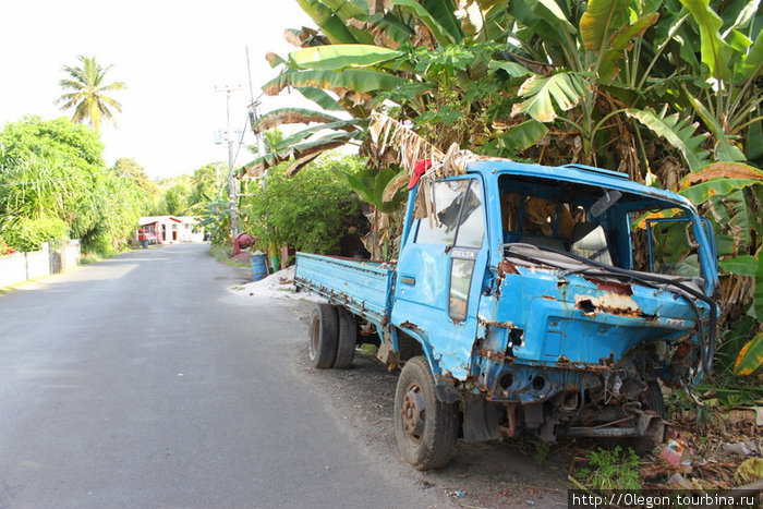 Стильный грузовичок, сколько уже времени и лет он стоит на дороге Гренада