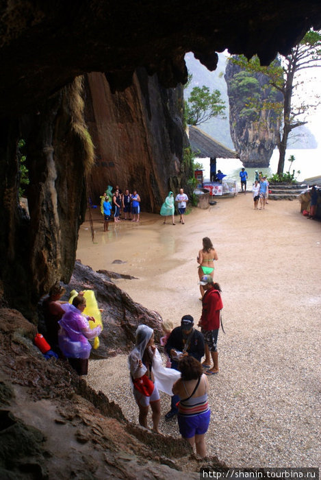 Туристы в пещере Пханг-Нга, Таиланд
