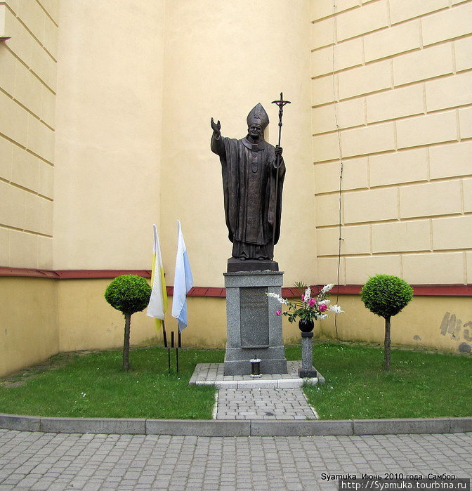 В одном из внешних углублений  стены установлен памятник папе римскому Иоанну Павлу II. Самбор, Украина