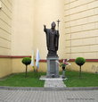 В одном из внешних углублений  стены установлен памятник папе римскому Иоанну Павлу II.