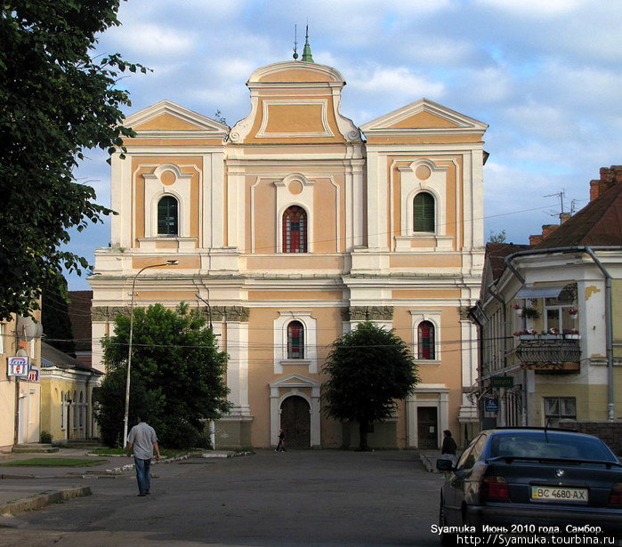 Костёл бернардинцев (затем иезуитов) является частью целого монастырского комплекса, основание которого относится к 1698 году. Самбор, Украина