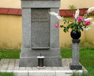 Нижняя часть памятника. Надпись на польском языке.