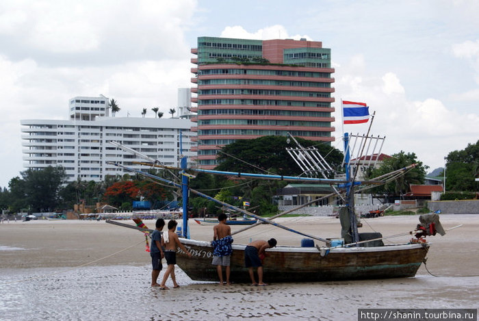 Лодка на пляже Хуа-Хин, Таиланд