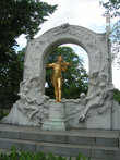 Памятник королю вальсов