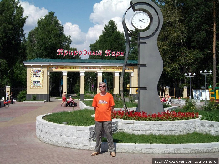 Скрыться от летней жары можно не только в брызгах фонтана, но и в тенистых аллеях природного парка. Северск, Россия