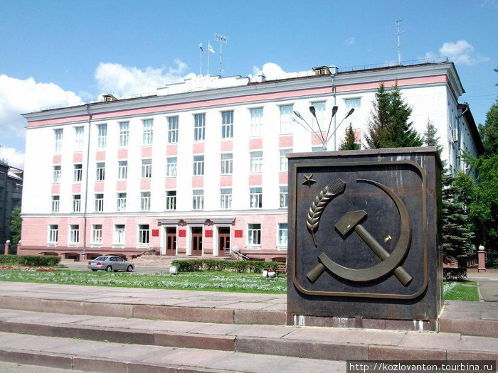 Здание городской администрации. Вот он — молот, вот он -серп, это наш Советский герб... Северск, Россия