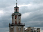 На  башню в 1885 году были установлены, идущие до сих пор, башенные часы работы пражского мастера Гейнца.