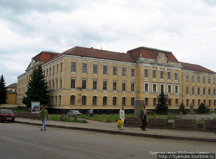 По улице Ивана Франко, 2 находится здание бывшего уездного суда, которое было построено в 1909 году. Самбор, Украина