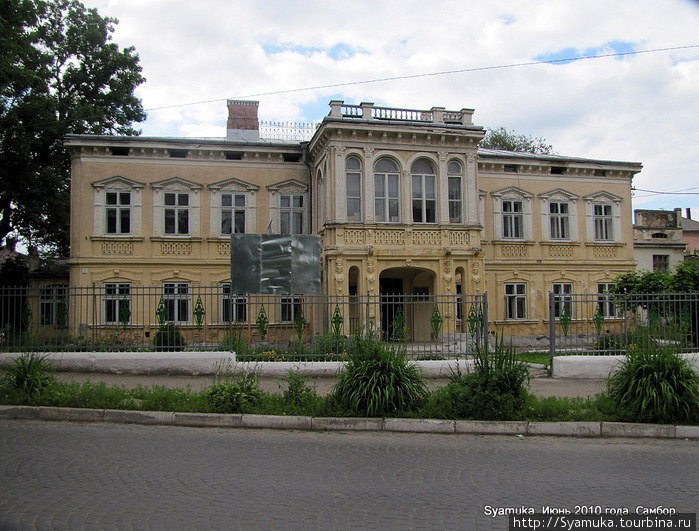 В годы Советской власти тут размещался Дом пионеров, а сейчас — Дом творчества. Самбор, Украина