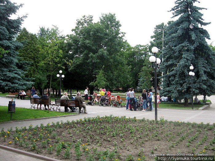 Кстати, мам с колясками в городе много. Самбор, Украина