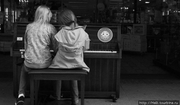 А это у нас тут акция такая — везде стоят пианино, и кто хочет может сесть и поиграть. На пианино наклейка — 
